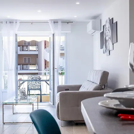 2 Bedrooms With Terrace 100 Metres From The Sea Apartment *