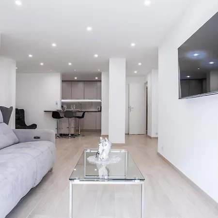 Apartment 2 Bedrooms With Terrace 100 Metres From The Sea *